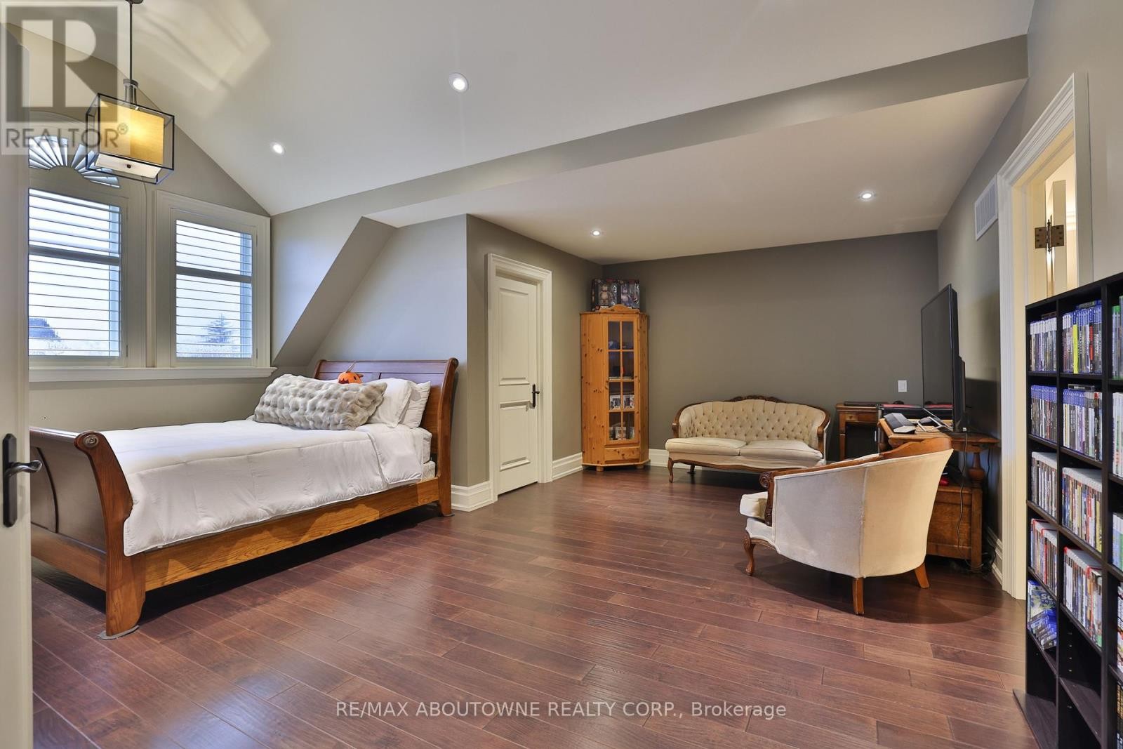 












390 SEATON DRIVE

,
Oakville (WO West),




Ontario
L6L3Y2

