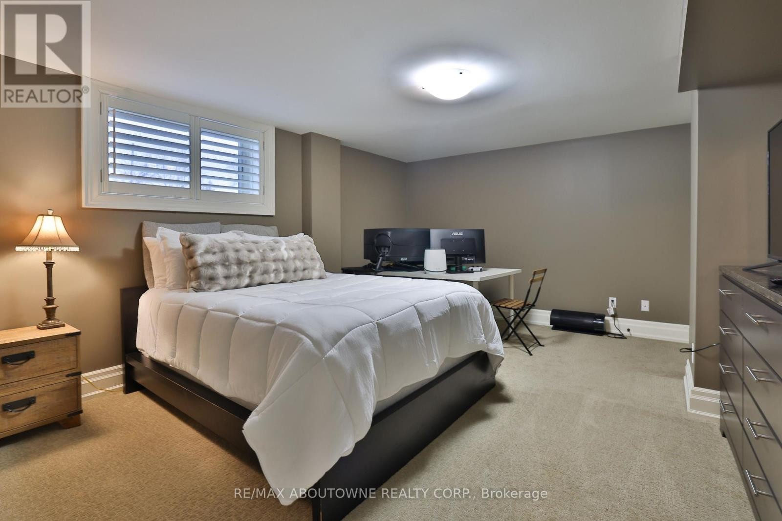 












390 SEATON DRIVE

,
Oakville (WO West),




Ontario
L6L3Y2

