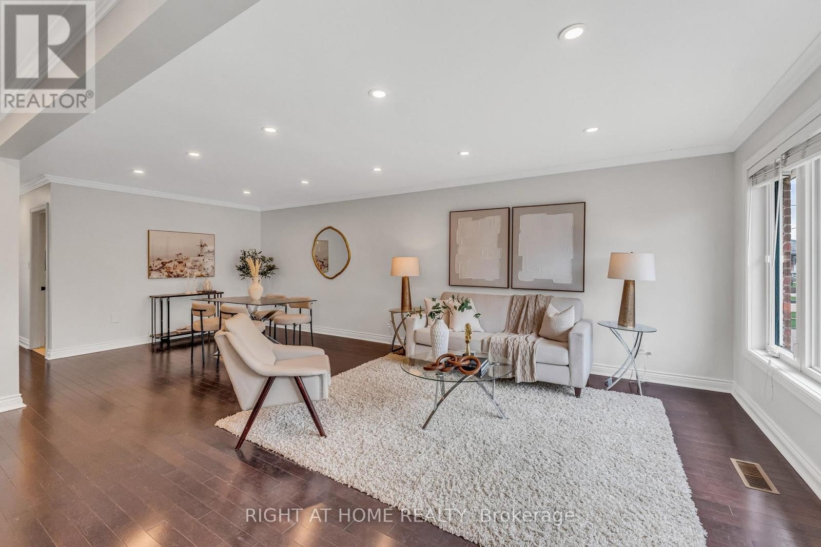 












110 VICTORY DRIVE

,
Toronto (Downsview-Roding-CFB),




Ontario
M3M2J8

