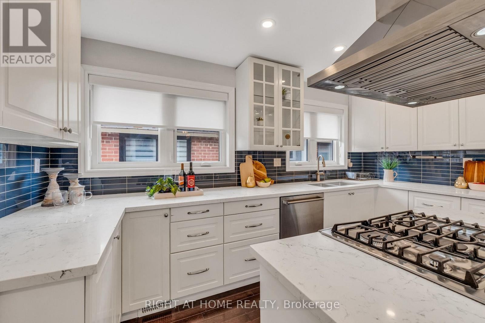 












110 VICTORY DRIVE

,
Toronto (Downsview-Roding-CFB),




Ontario
M3M2J8

