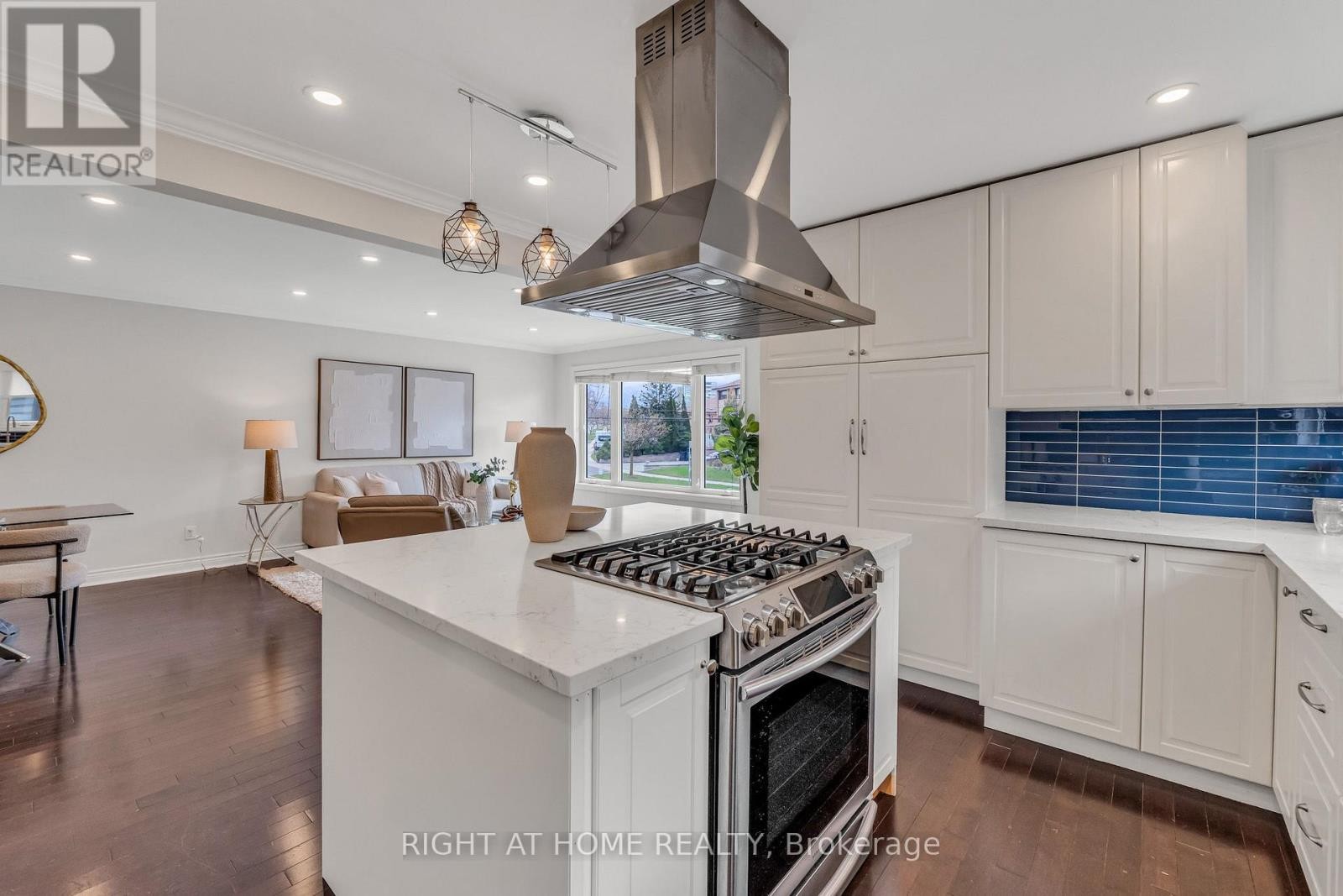 












110 VICTORY DRIVE

,
Toronto (Downsview-Roding-CFB),




Ontario
M3M2J8

