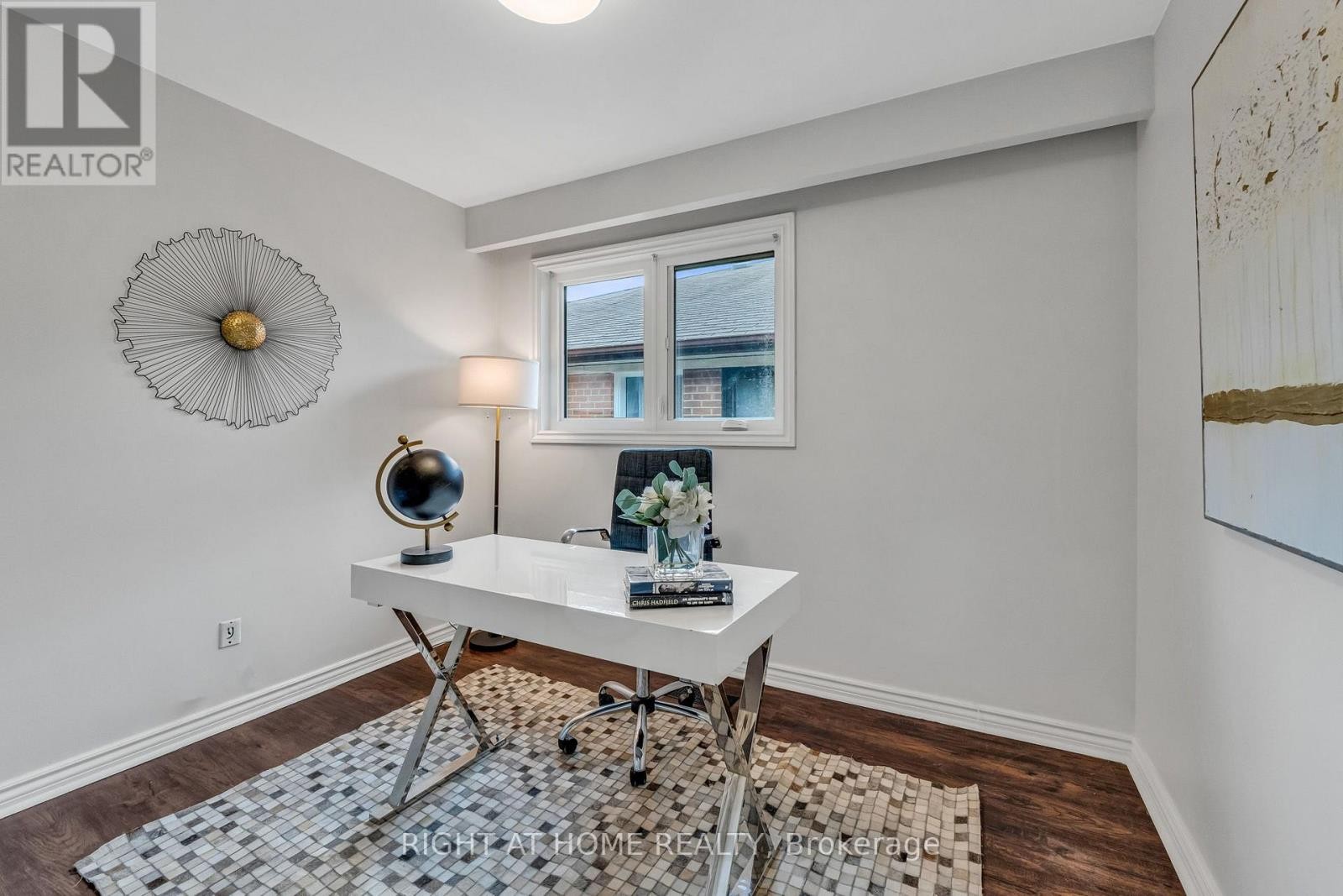 












110 VICTORY DRIVE

,
Toronto (Downsview-Roding-CFB),




Ontario
M3M2J8

