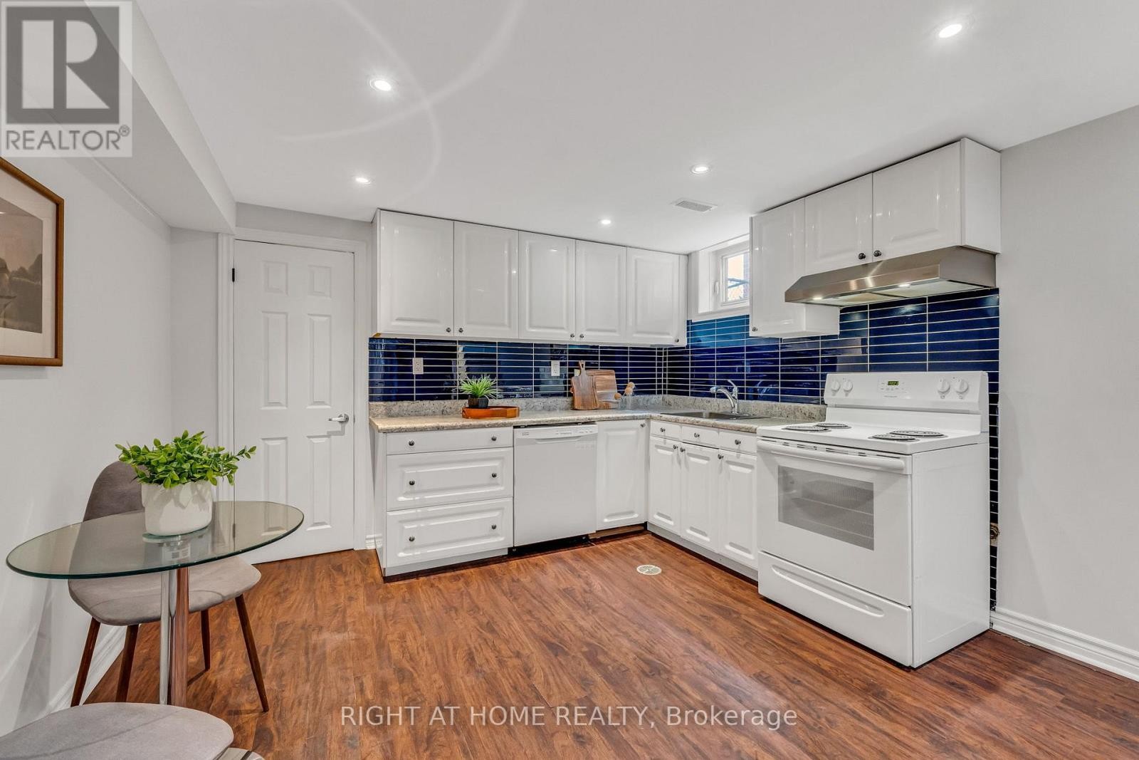 












110 VICTORY DRIVE

,
Toronto (Downsview-Roding-CFB),




Ontario
M3M2J8

