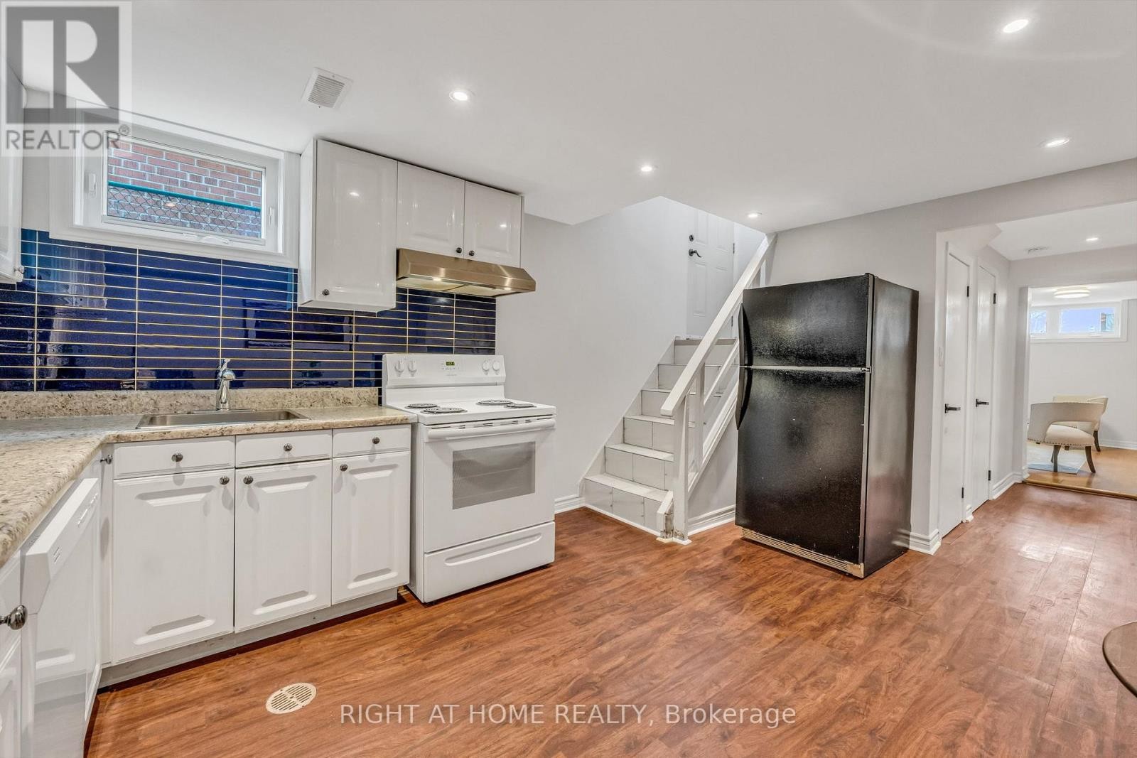 












110 VICTORY DRIVE

,
Toronto (Downsview-Roding-CFB),




Ontario
M3M2J8

