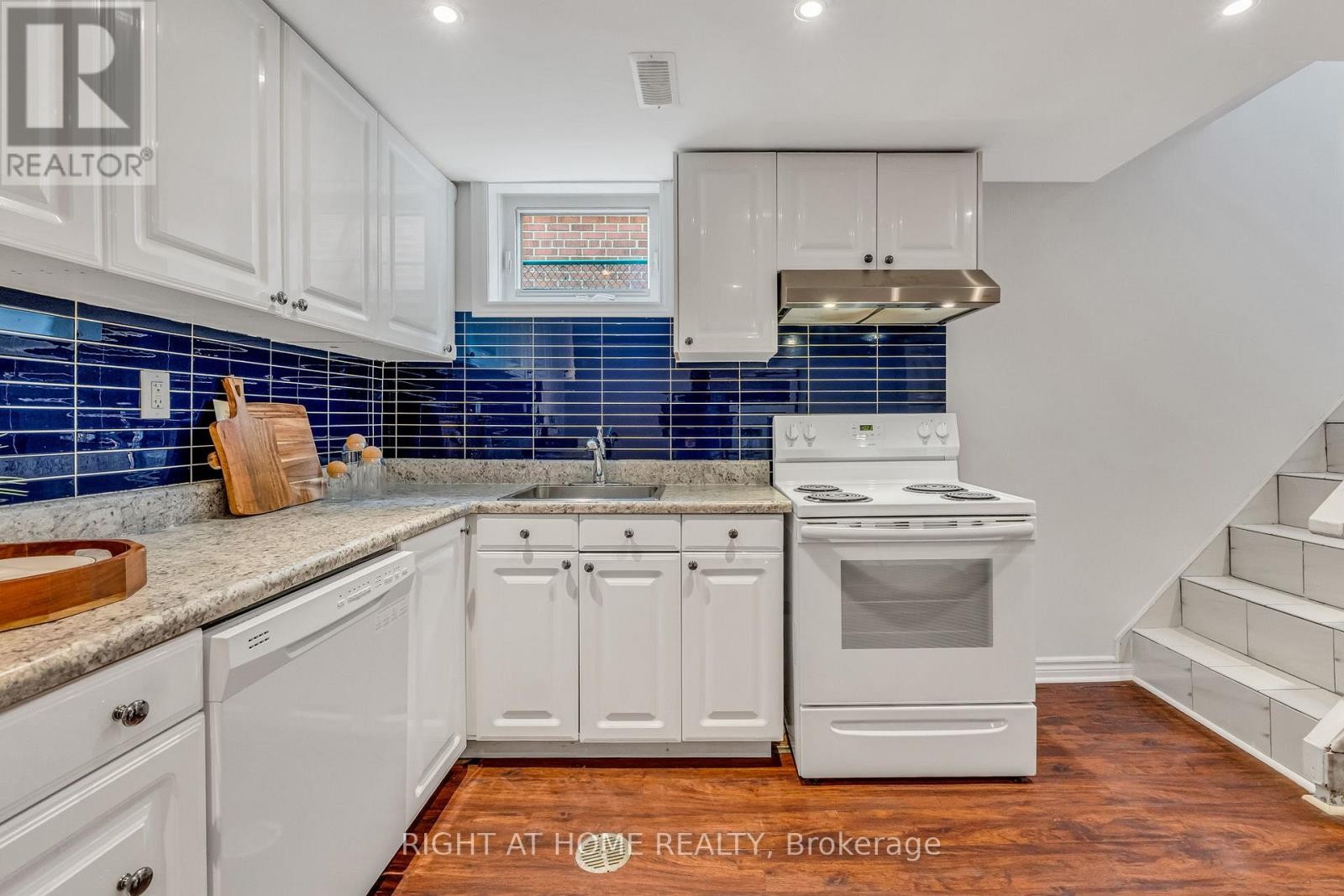 












110 VICTORY DRIVE

,
Toronto (Downsview-Roding-CFB),




Ontario
M3M2J8

