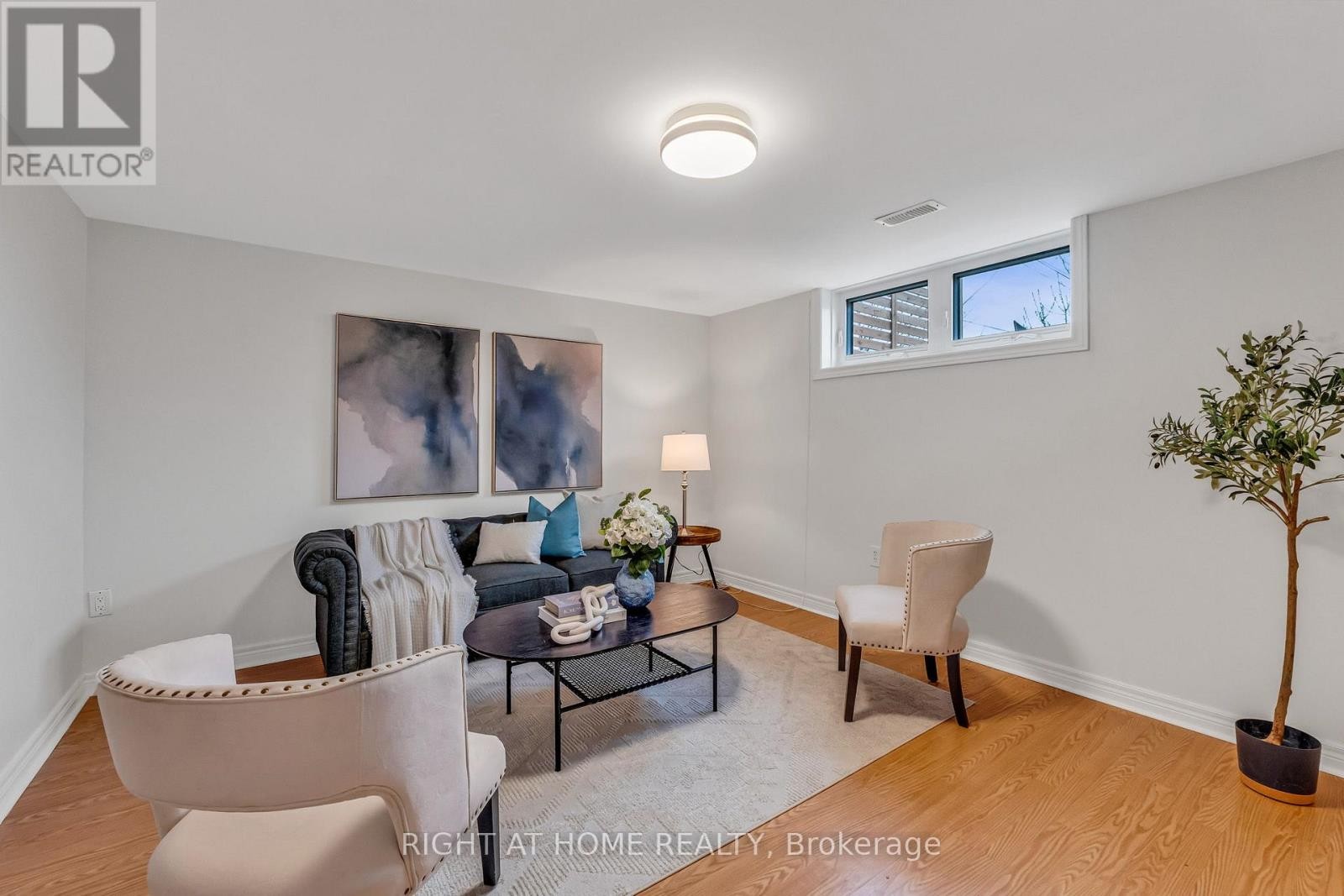 












110 VICTORY DRIVE

,
Toronto (Downsview-Roding-CFB),




Ontario
M3M2J8

