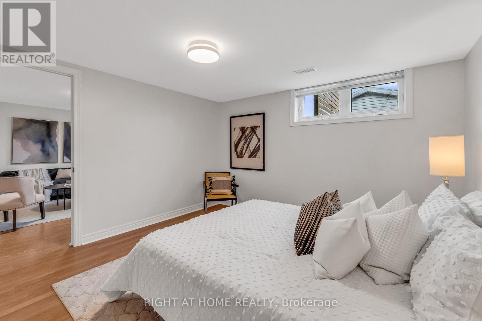 












110 VICTORY DRIVE

,
Toronto (Downsview-Roding-CFB),




Ontario
M3M2J8

