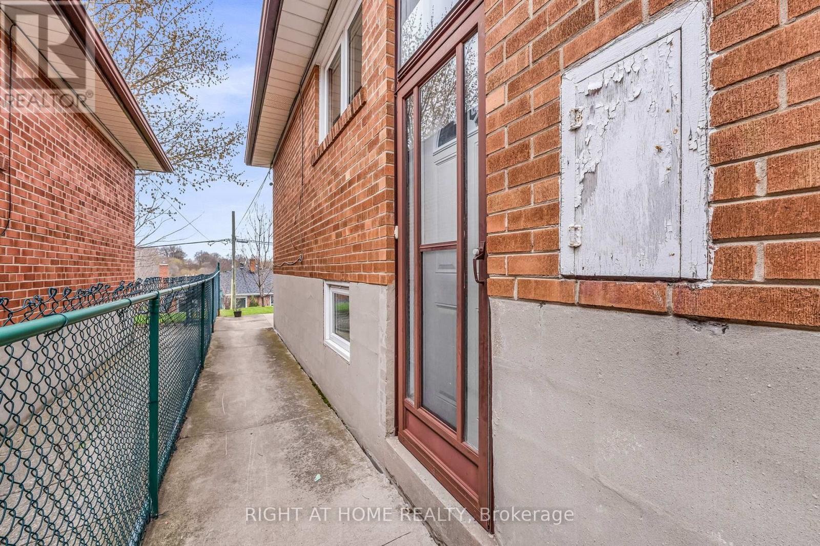 












110 VICTORY DRIVE

,
Toronto (Downsview-Roding-CFB),




Ontario
M3M2J8

