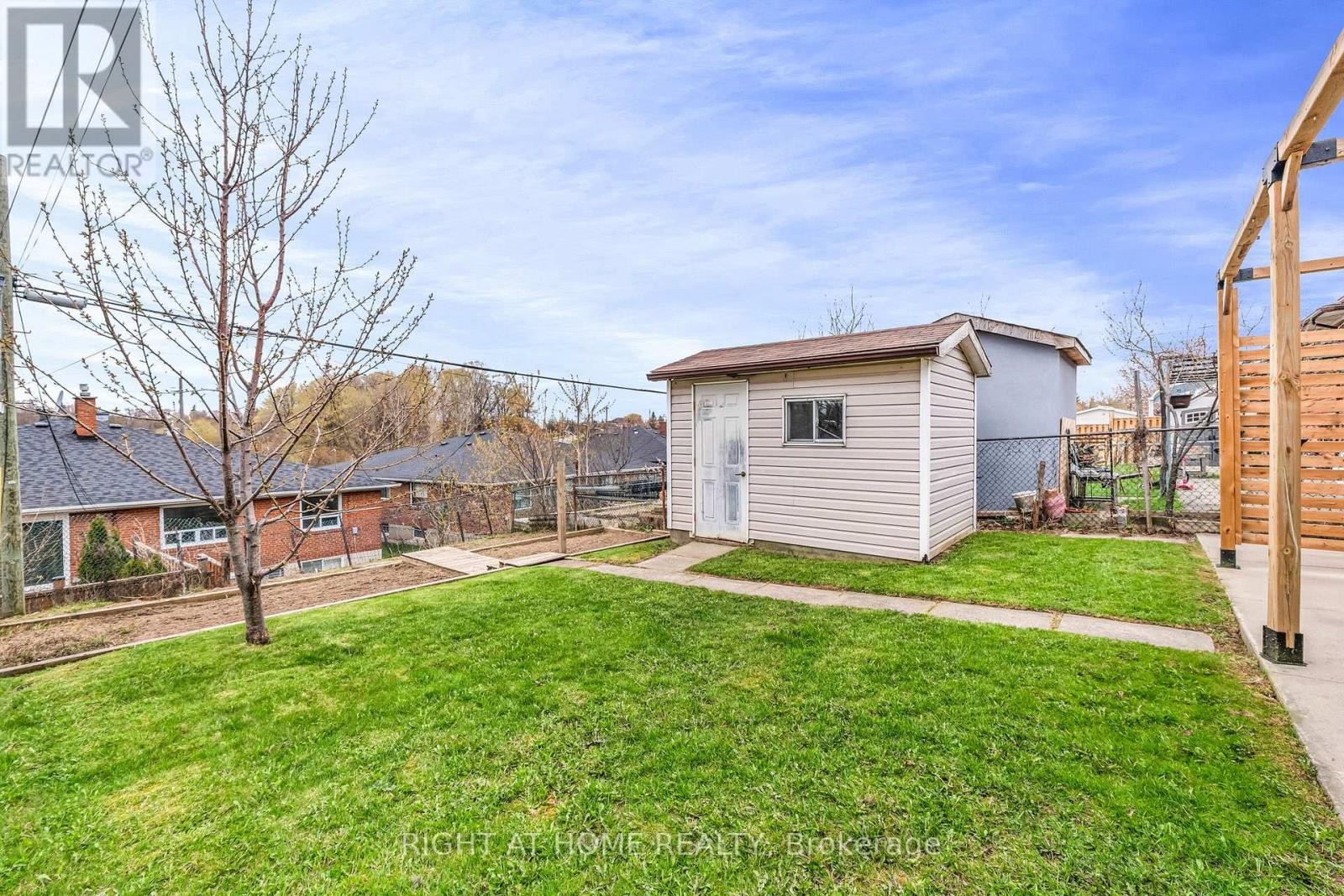 












110 VICTORY DRIVE

,
Toronto (Downsview-Roding-CFB),




Ontario
M3M2J8

