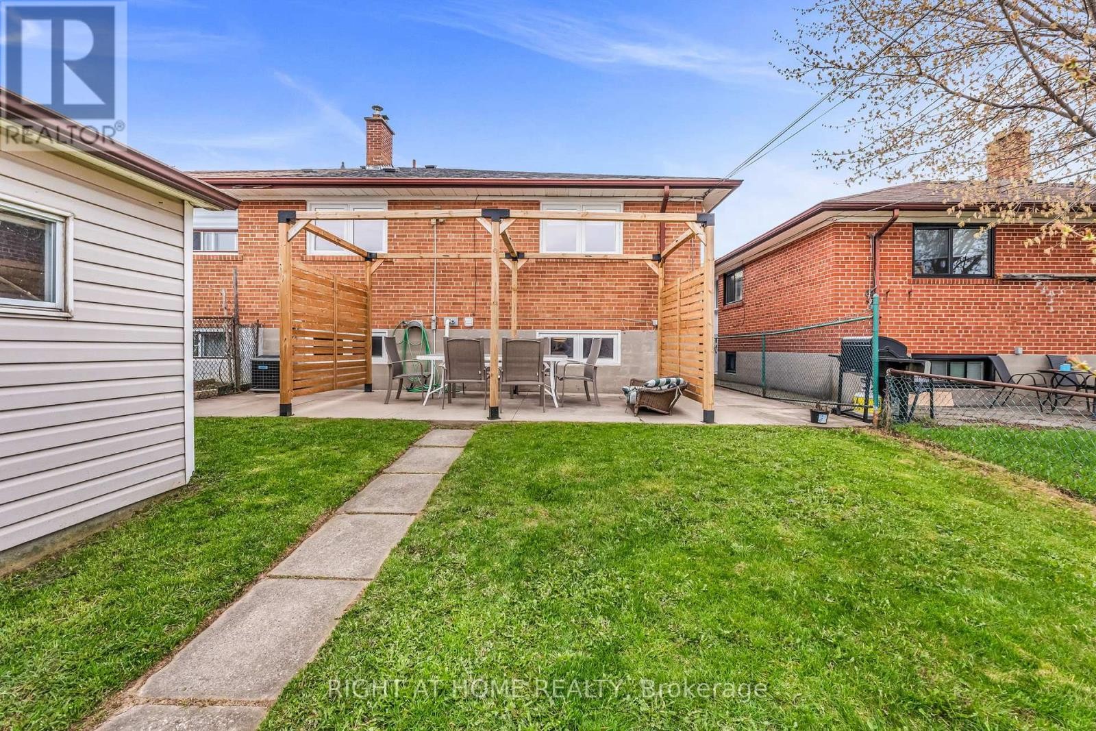 












110 VICTORY DRIVE

,
Toronto (Downsview-Roding-CFB),




Ontario
M3M2J8

