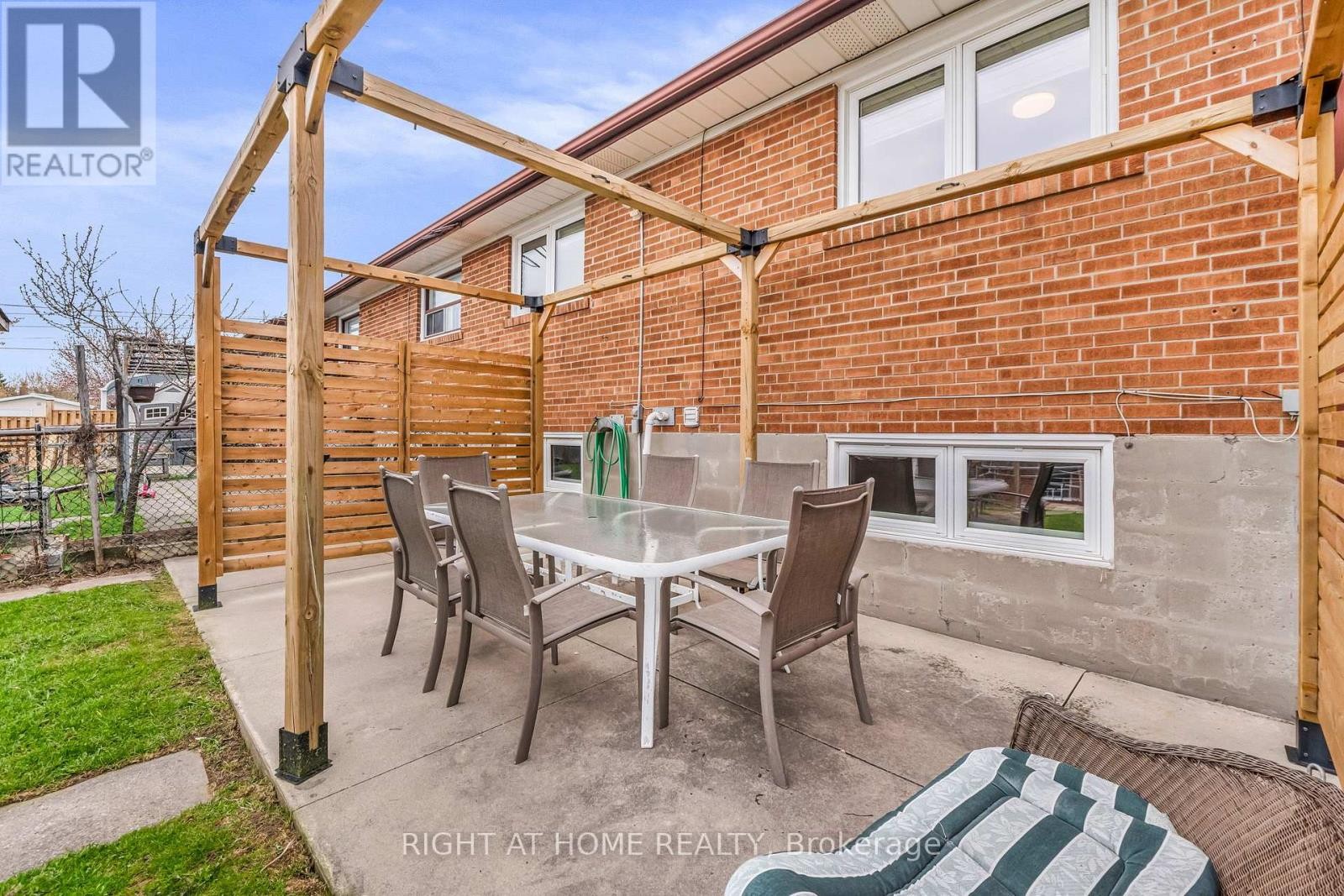 












110 VICTORY DRIVE

,
Toronto (Downsview-Roding-CFB),




Ontario
M3M2J8


