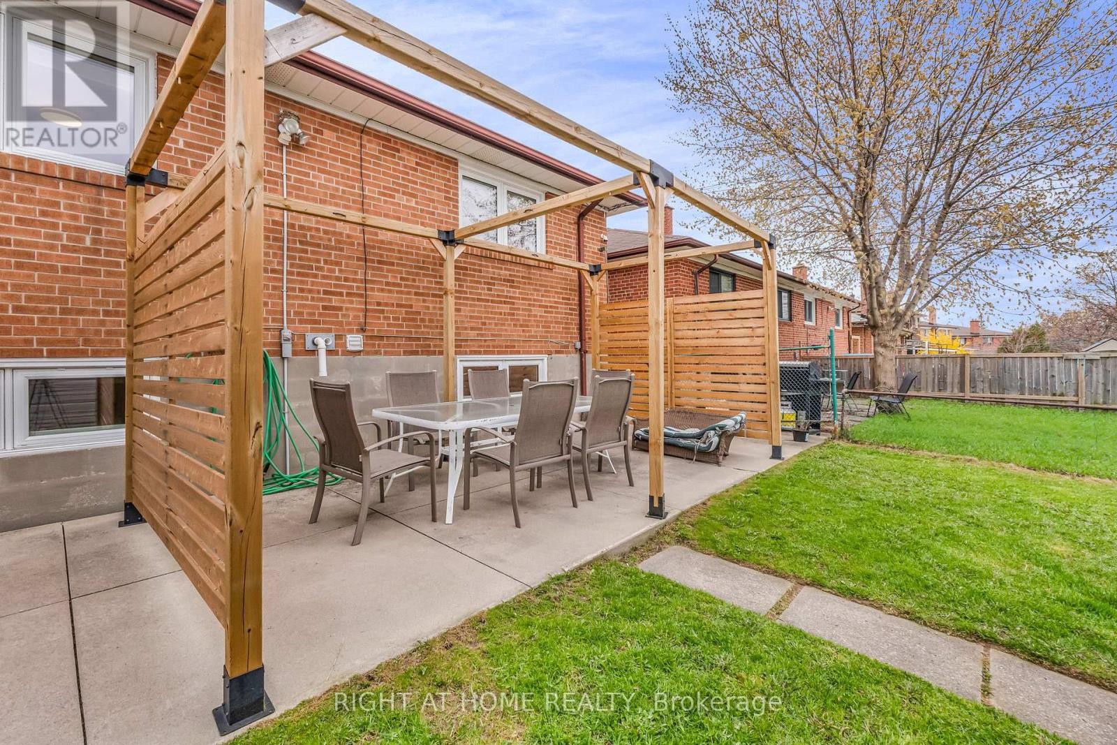 












110 VICTORY DRIVE

,
Toronto (Downsview-Roding-CFB),




Ontario
M3M2J8

