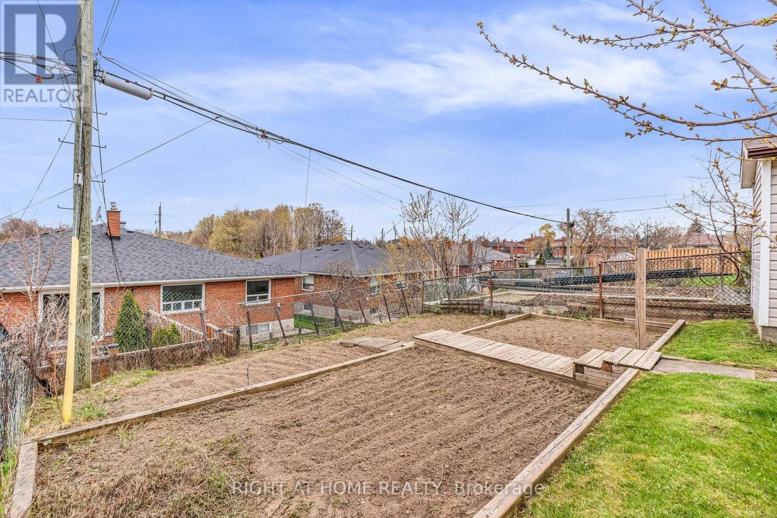 












110 VICTORY DRIVE

,
Toronto (Downsview-Roding-CFB),




Ontario
M3M2J8

