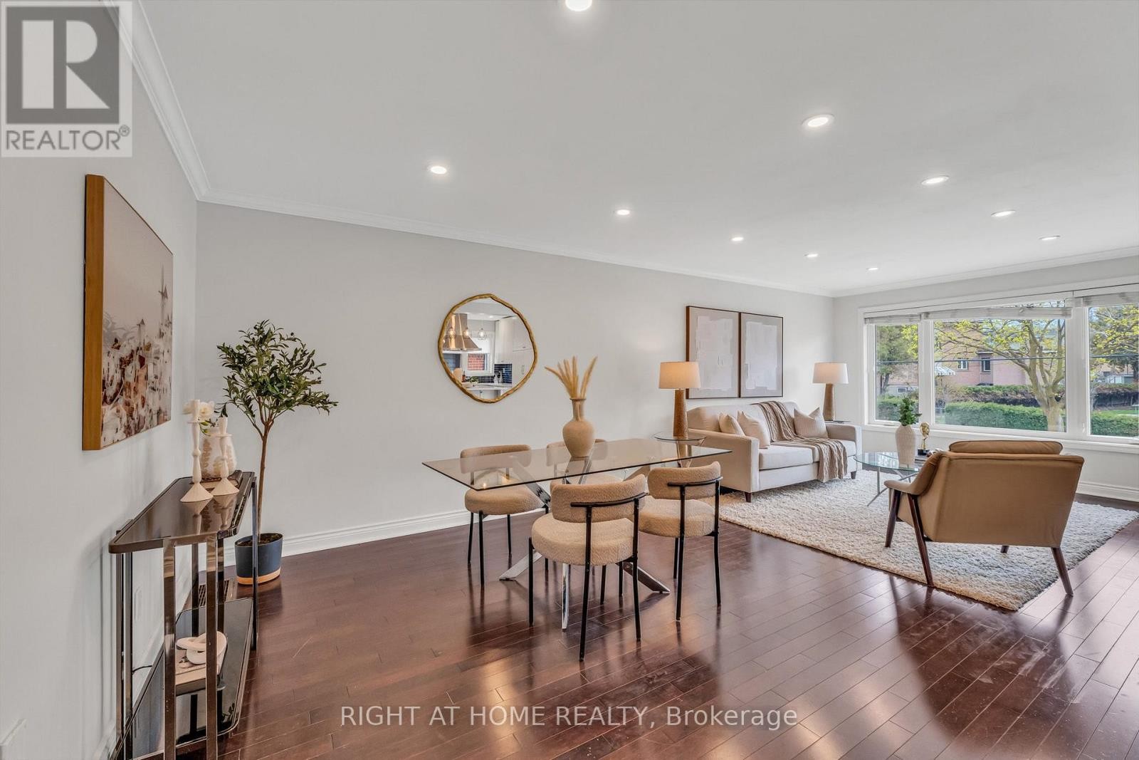 












110 VICTORY DRIVE

,
Toronto (Downsview-Roding-CFB),




Ontario
M3M2J8

