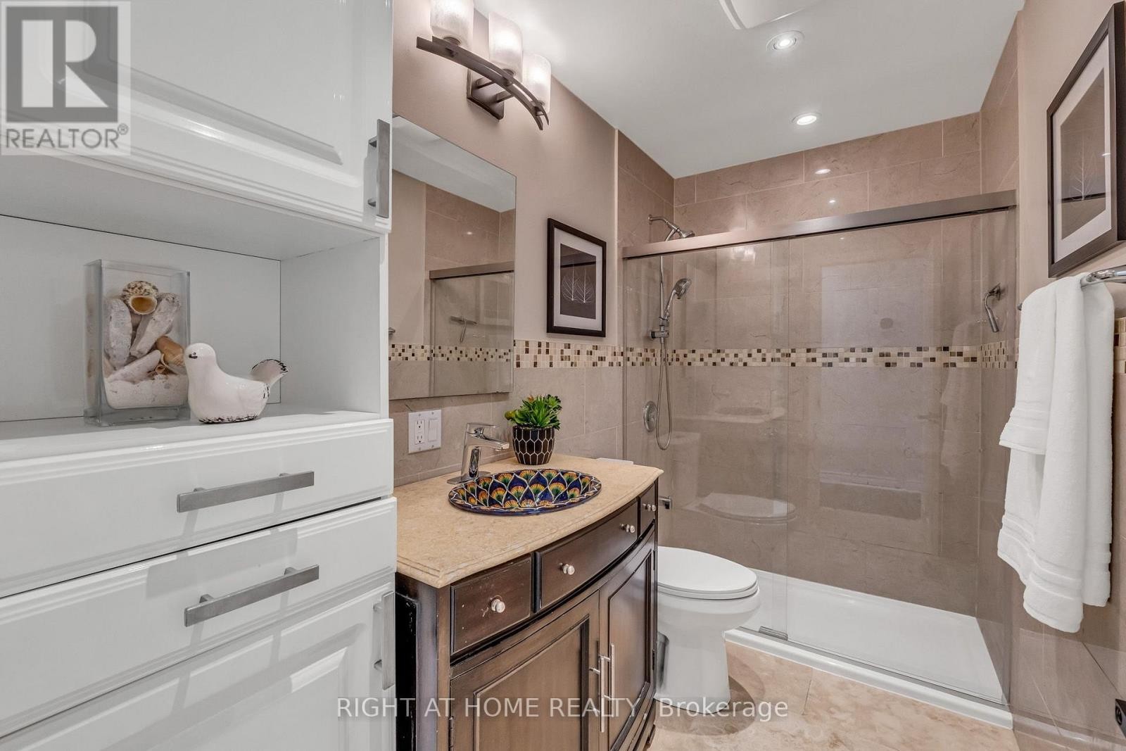 












110 VICTORY DRIVE

,
Toronto (Downsview-Roding-CFB),




Ontario
M3M2J8

