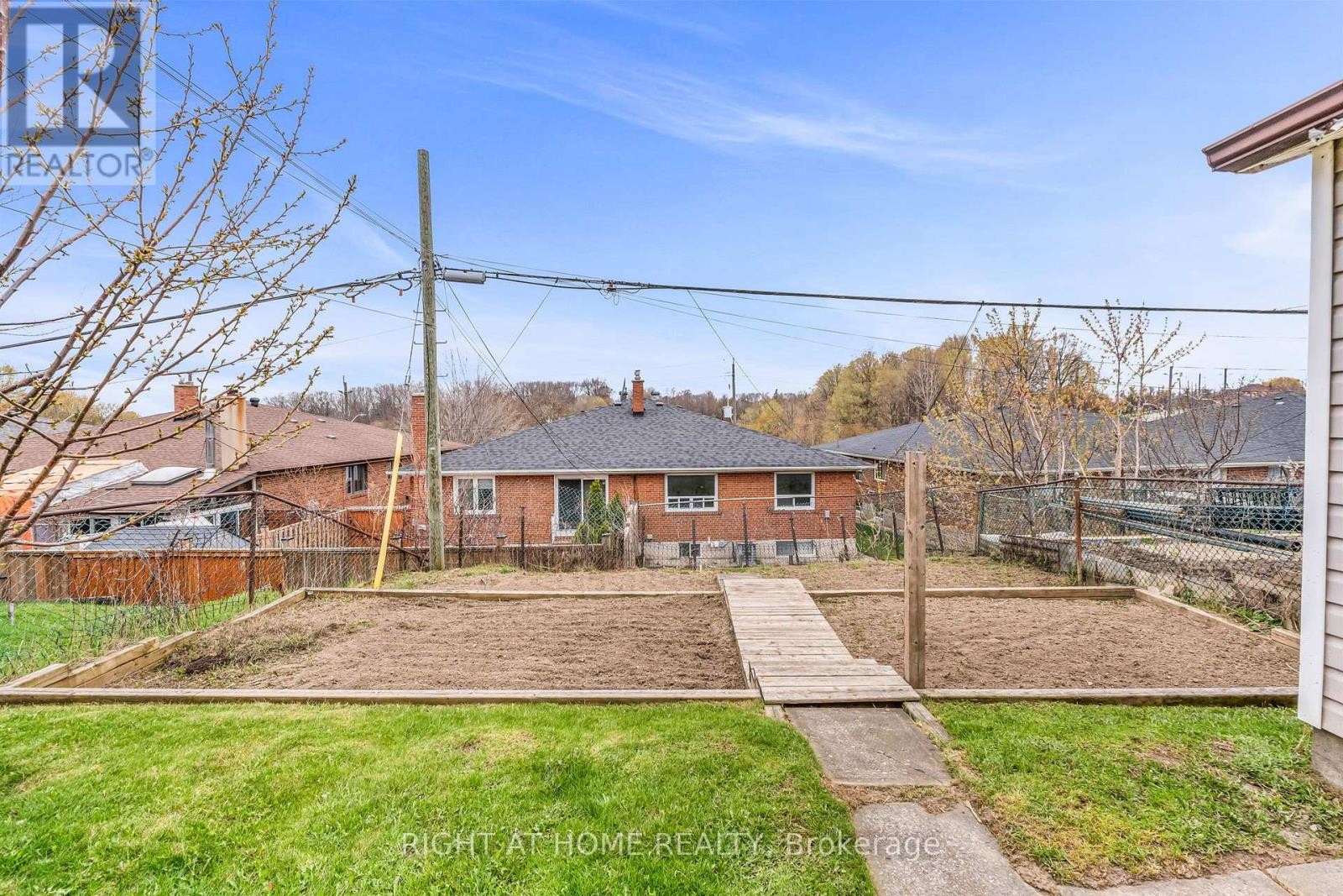 












110 VICTORY DRIVE

,
Toronto (Downsview-Roding-CFB),




Ontario
M3M2J8

