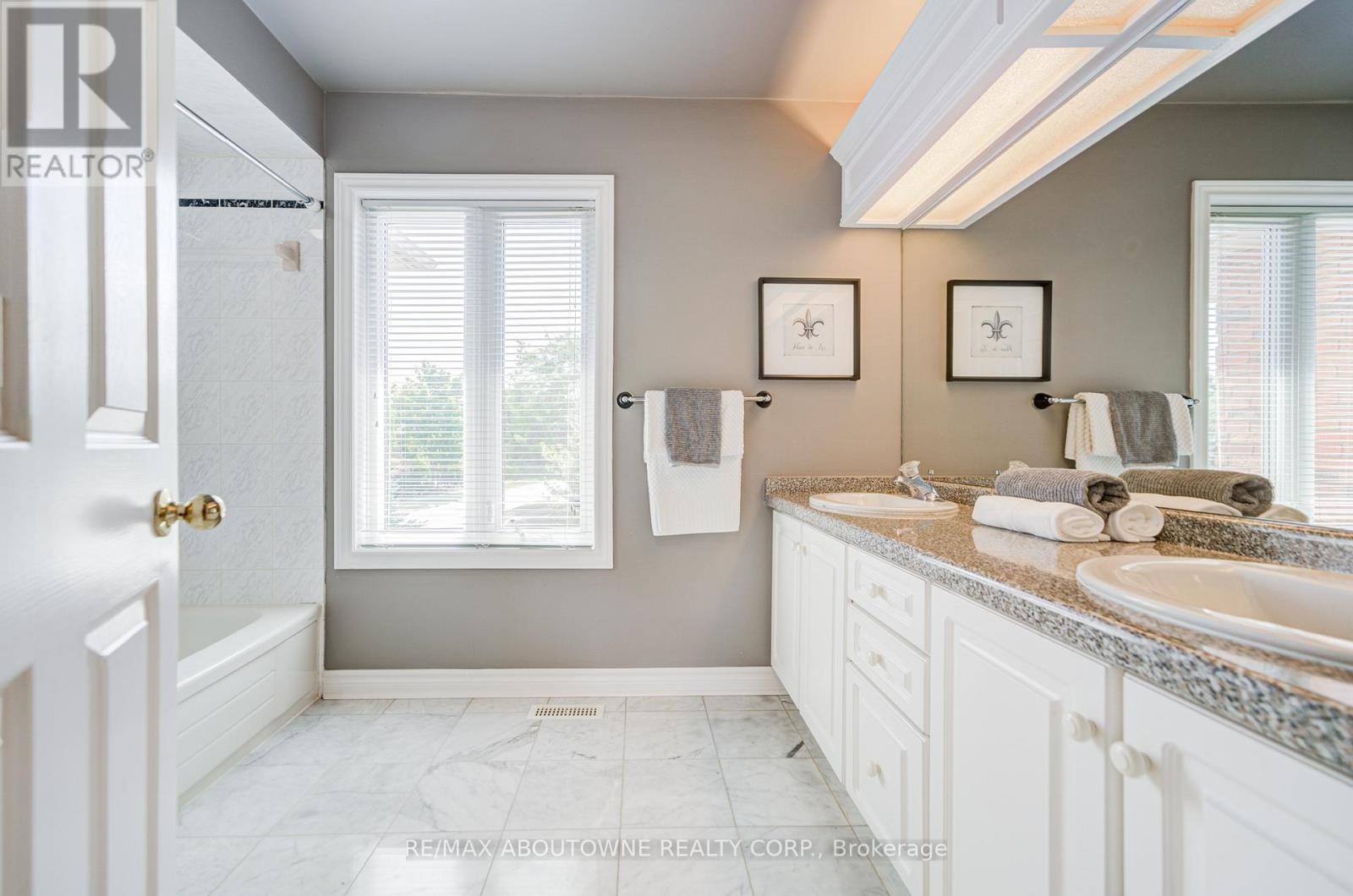 












1471 THE LINKS DRIVE

,
Oakville (GA Glen Abbey),




Ontario
L6M2P2

