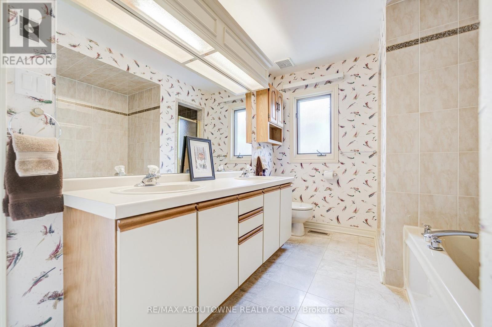 












1471 THE LINKS DRIVE

,
Oakville (GA Glen Abbey),




Ontario
L6M2P2

