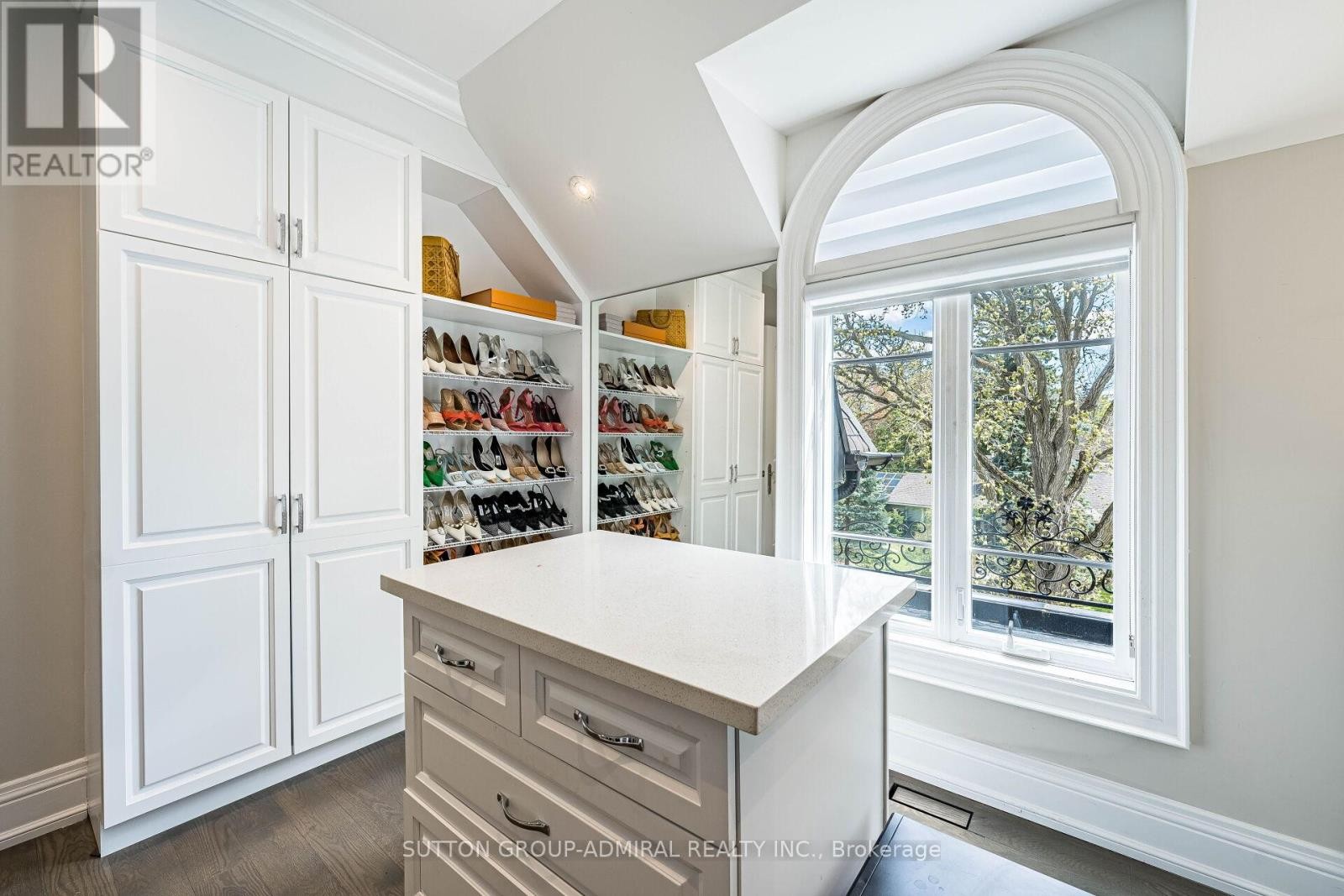 












30 WESTRIDGE ROAD

,
Toronto (Edenbridge-Humber Valley),




Ontario
M9A4E8

