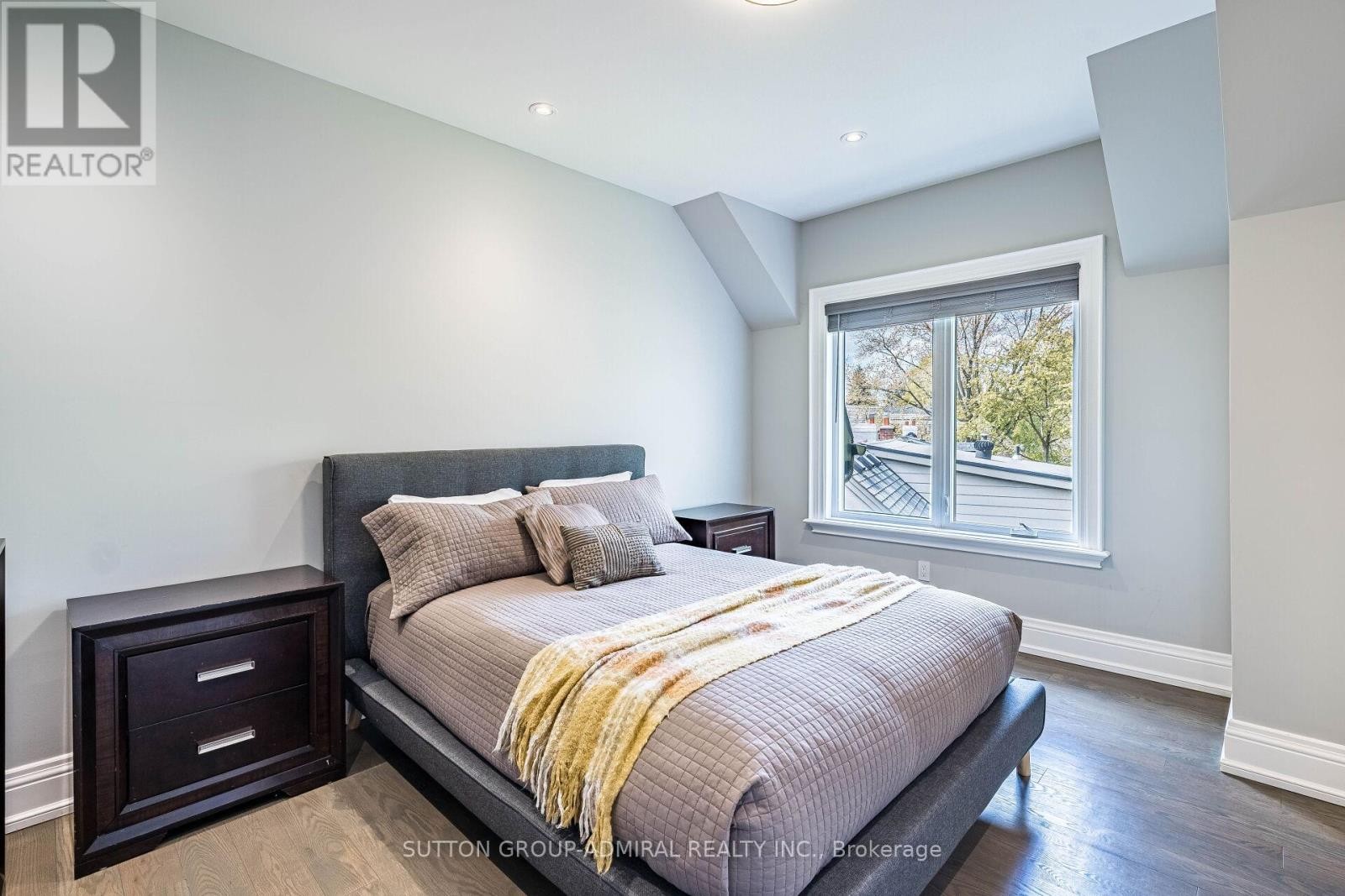 












30 WESTRIDGE ROAD

,
Toronto (Edenbridge-Humber Valley),




Ontario
M9A4E8

