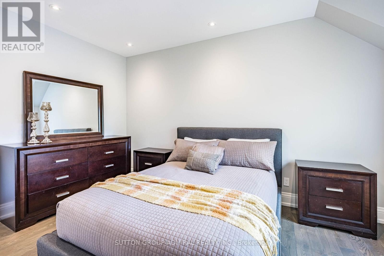 












30 WESTRIDGE ROAD

,
Toronto (Edenbridge-Humber Valley),




Ontario
M9A4E8

