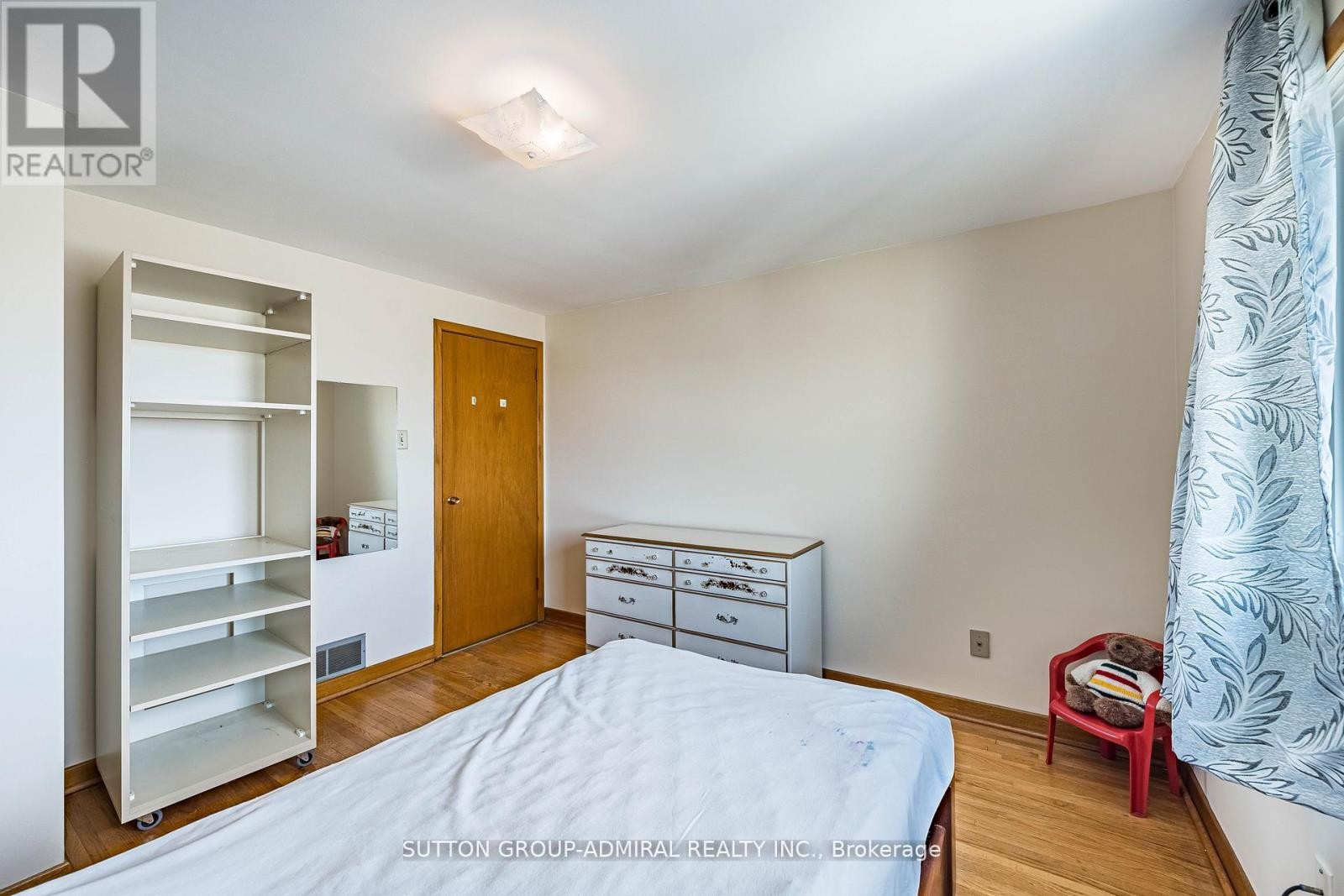 












92 REDGRAVE DRIVE

,
Toronto (Willowridge-Martingrove-Richview),




Ontario
M9R3V3

