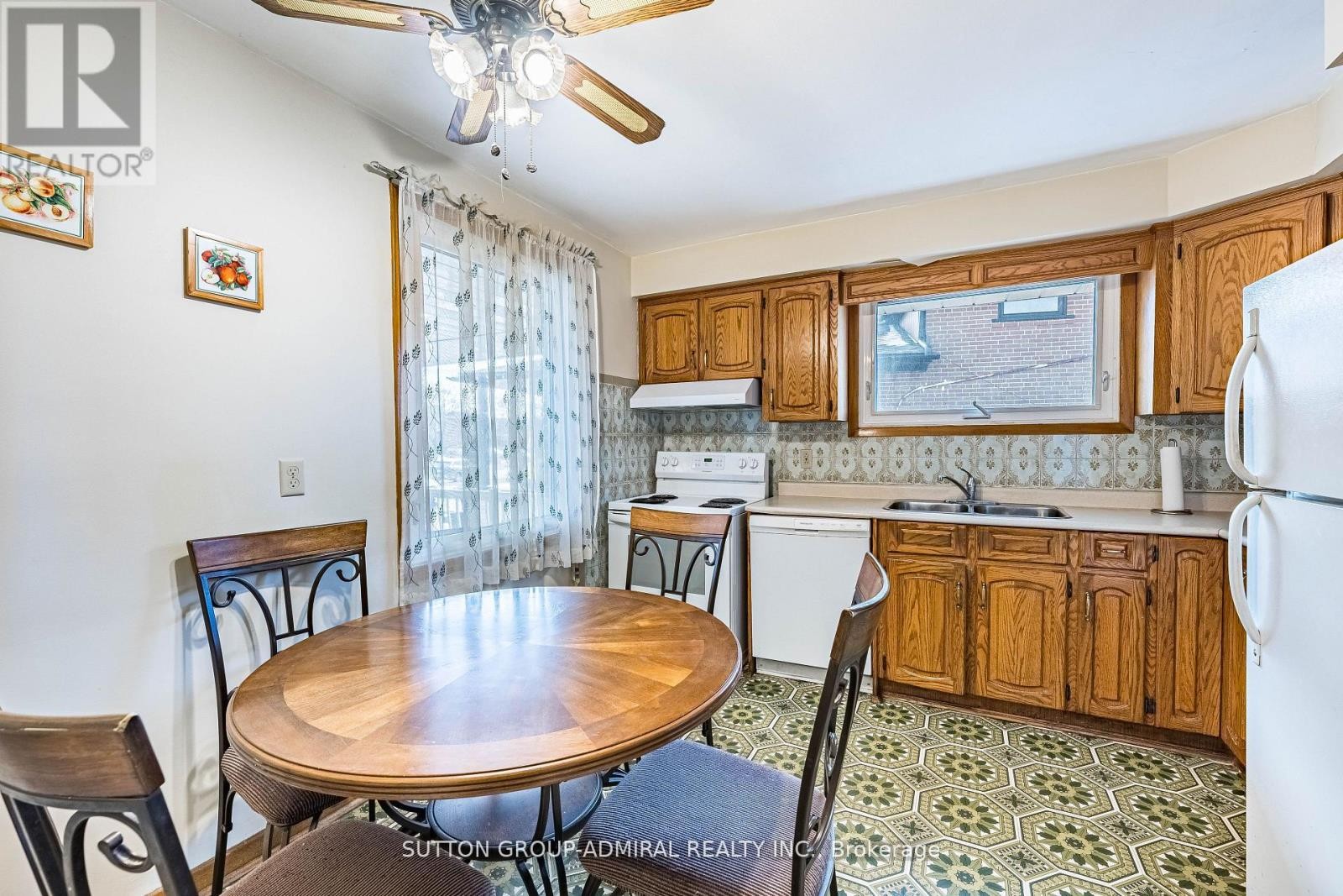 












92 REDGRAVE DRIVE

,
Toronto (Willowridge-Martingrove-Richview),




Ontario
M9R3V3

