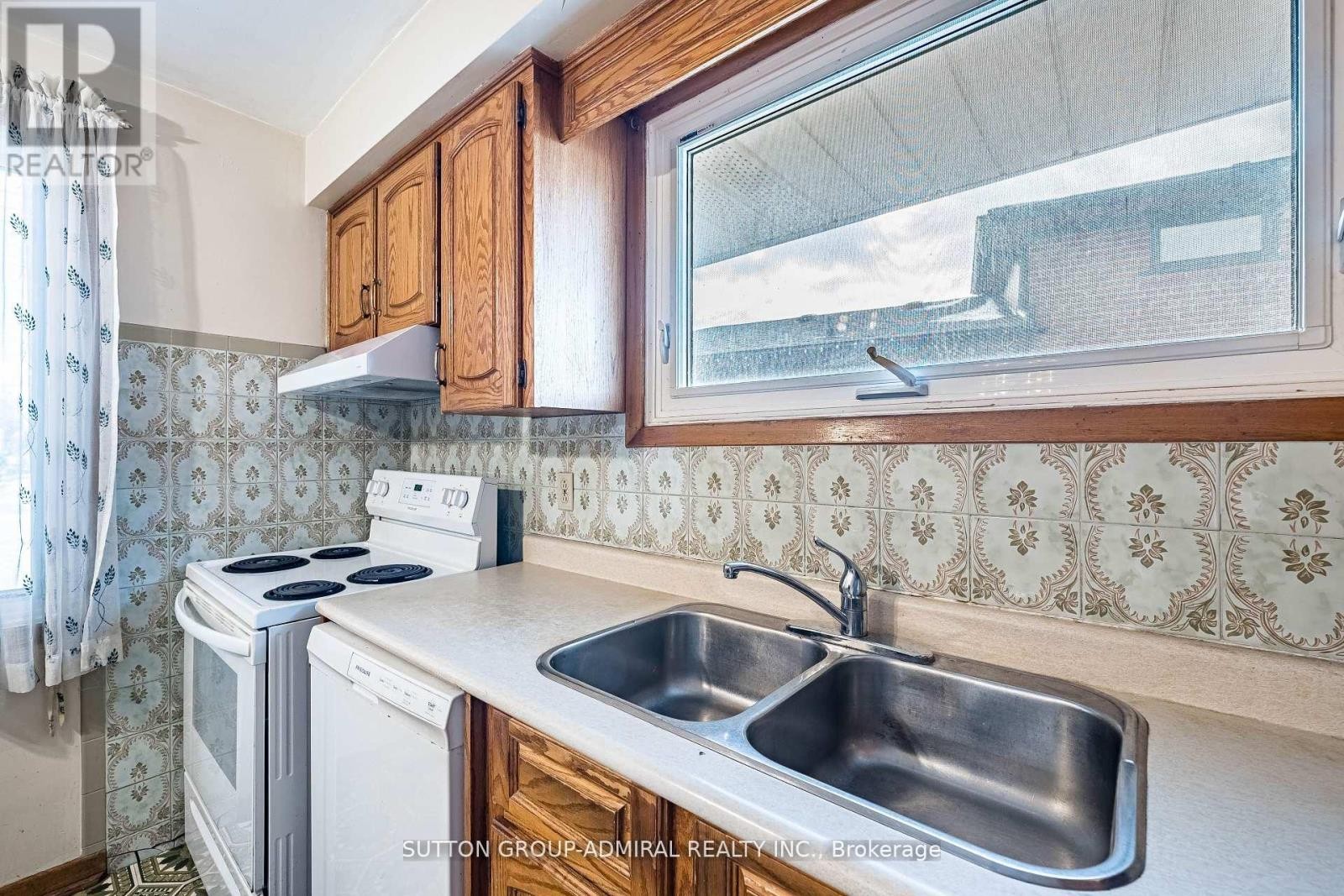 












92 REDGRAVE DRIVE

,
Toronto (Willowridge-Martingrove-Richview),




Ontario
M9R3V3

