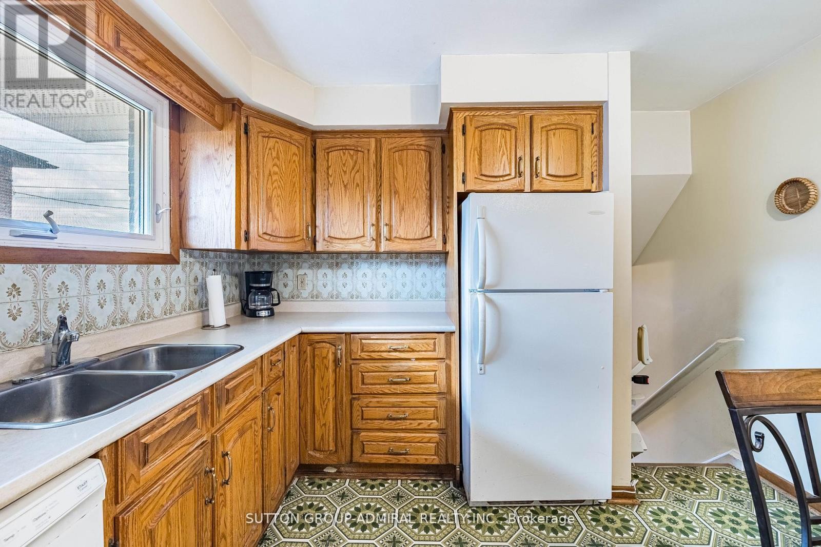 












92 REDGRAVE DRIVE

,
Toronto (Willowridge-Martingrove-Richview),




Ontario
M9R3V3

