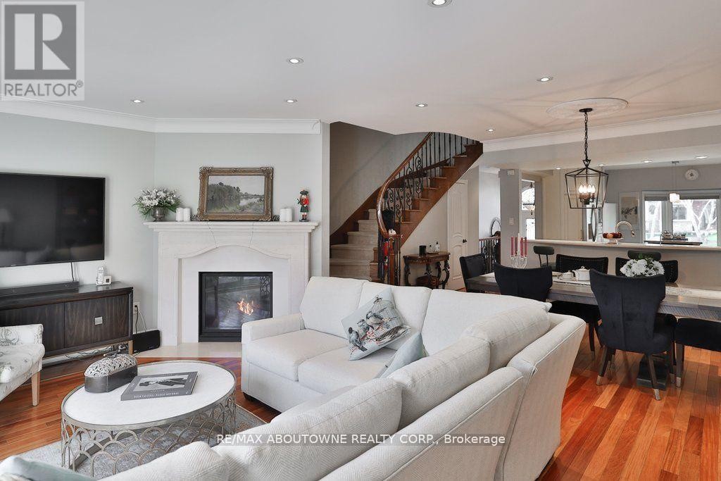 












45 TRADEWIND DRIVE

,
Oakville (BR Bronte),




Ontario
L6L6K9

