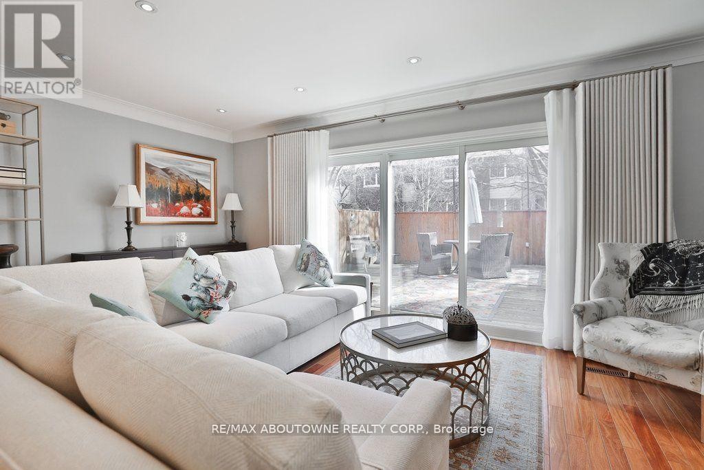 












45 TRADEWIND DRIVE

,
Oakville (BR Bronte),




Ontario
L6L6K9

