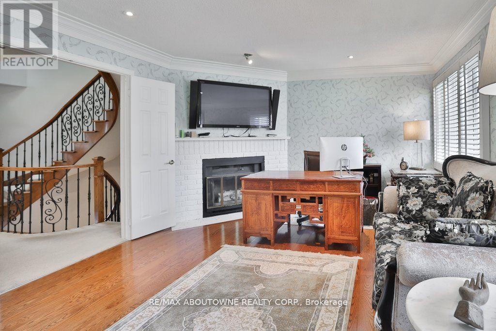 












45 TRADEWIND DRIVE

,
Oakville (BR Bronte),




Ontario
L6L6K9

