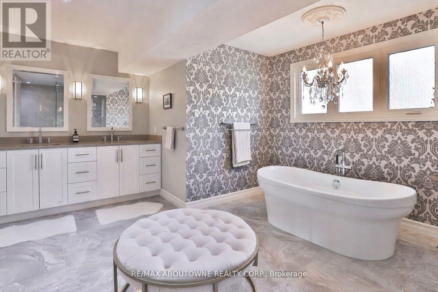 












45 TRADEWIND DRIVE

,
Oakville (BR Bronte),




Ontario
L6L6K9

