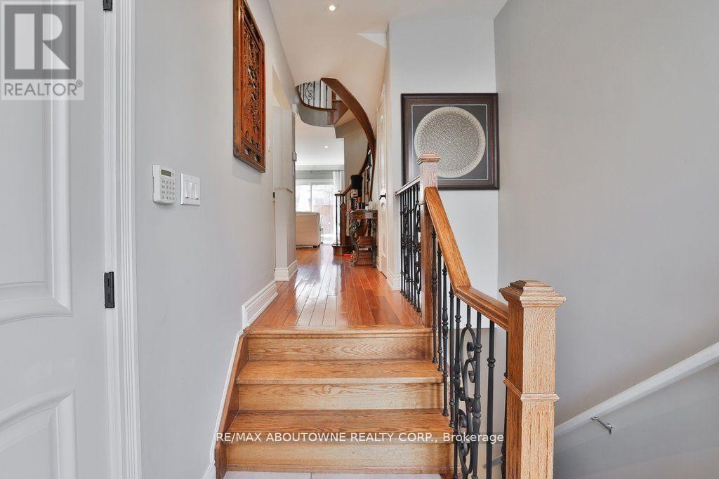 












45 TRADEWIND DRIVE

,
Oakville (BR Bronte),




Ontario
L6L6K9

