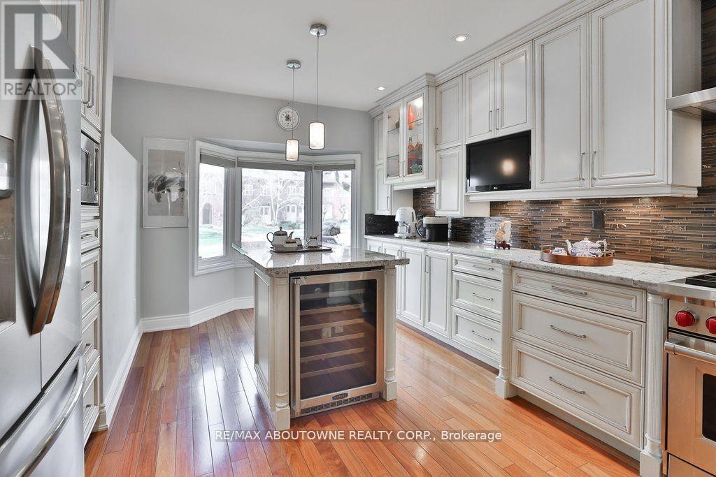 












45 TRADEWIND DRIVE

,
Oakville (BR Bronte),




Ontario
L6L6K9

