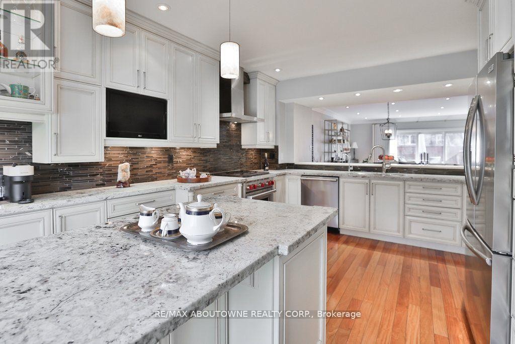 












45 TRADEWIND DRIVE

,
Oakville (BR Bronte),




Ontario
L6L6K9

