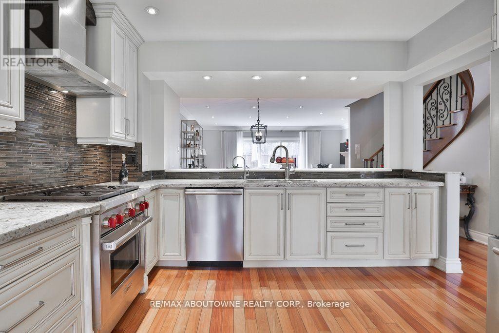 












45 TRADEWIND DRIVE

,
Oakville (BR Bronte),




Ontario
L6L6K9

