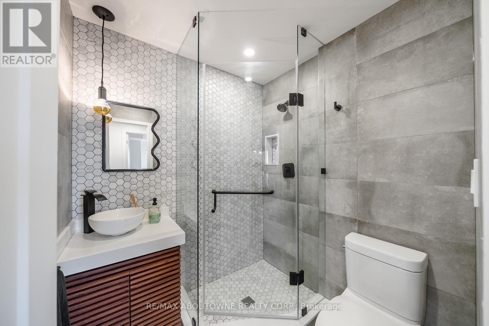 












703 - 50 OLD MILL ROAD

,
Oakville (OO Old Oakville),




Ontario
L6J7W1

