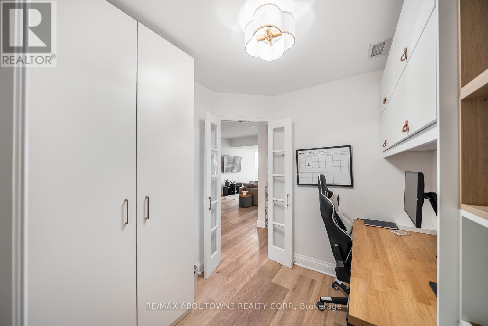 












703 - 50 OLD MILL ROAD

,
Oakville (OO Old Oakville),




Ontario
L6J7W1

