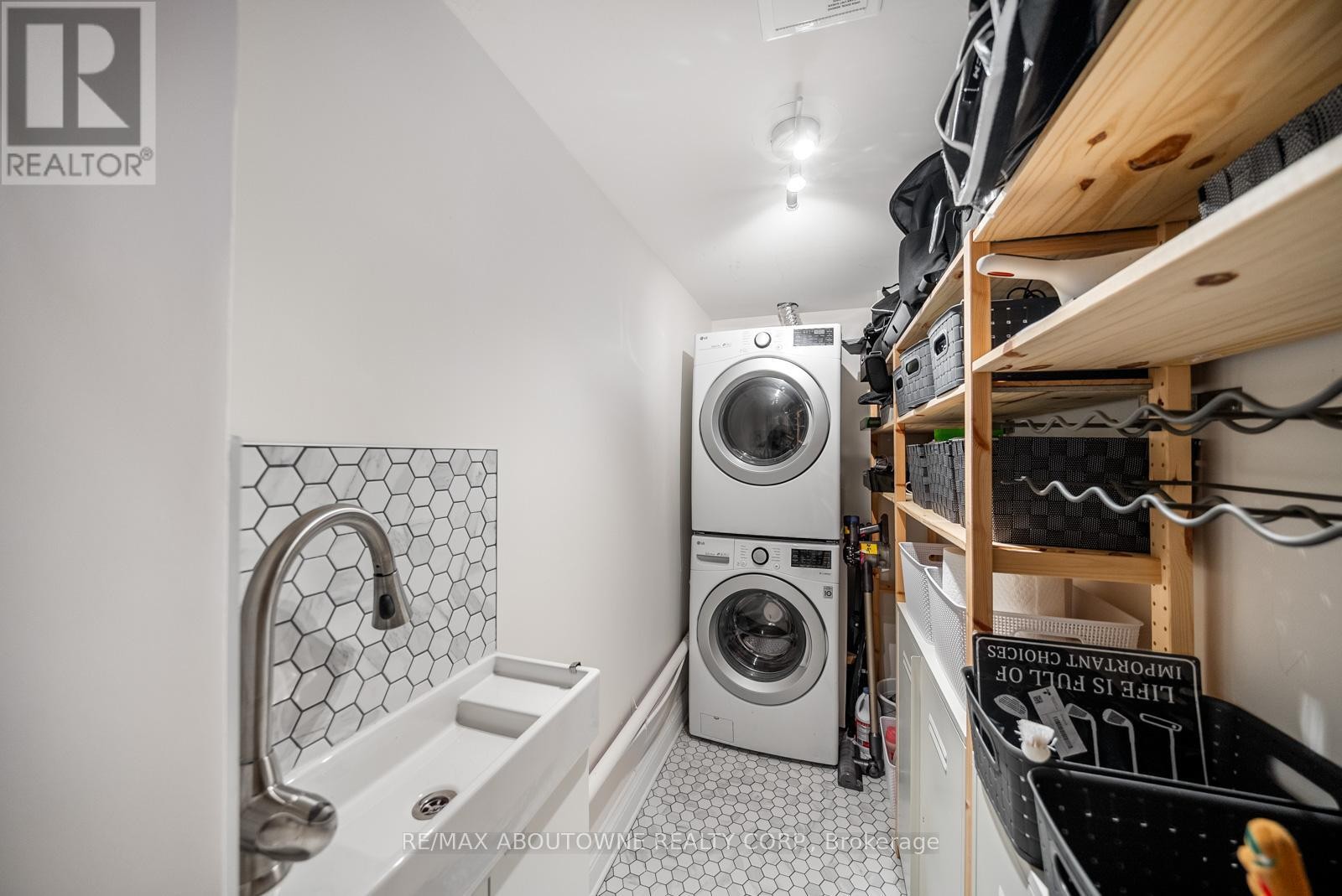 












703 - 50 OLD MILL ROAD

,
Oakville (OO Old Oakville),




Ontario
L6J7W1

