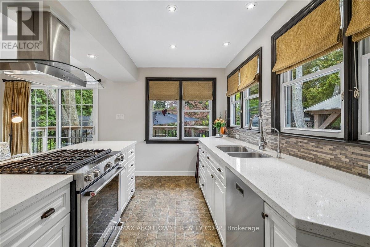 












316 RIVER SIDE DRIVE

,
Oakville (CO Central),




Ontario
L6K3N4

