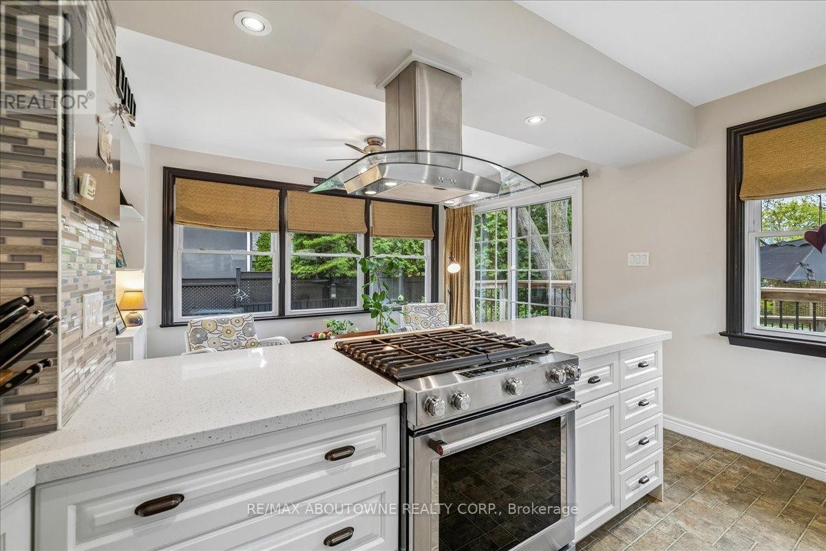 












316 RIVER SIDE DRIVE

,
Oakville (CO Central),




Ontario
L6K3N4

