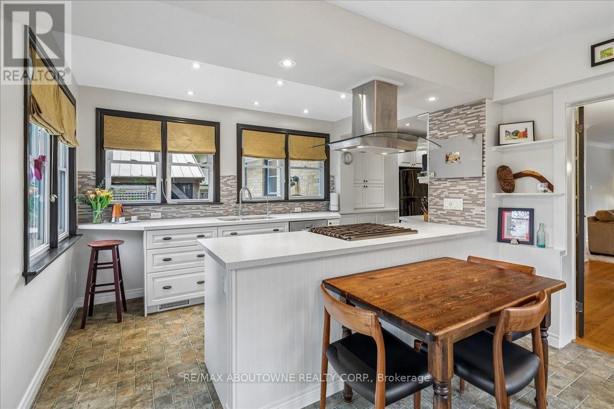 












316 RIVER SIDE DRIVE

,
Oakville (CO Central),




Ontario
L6K3N4

