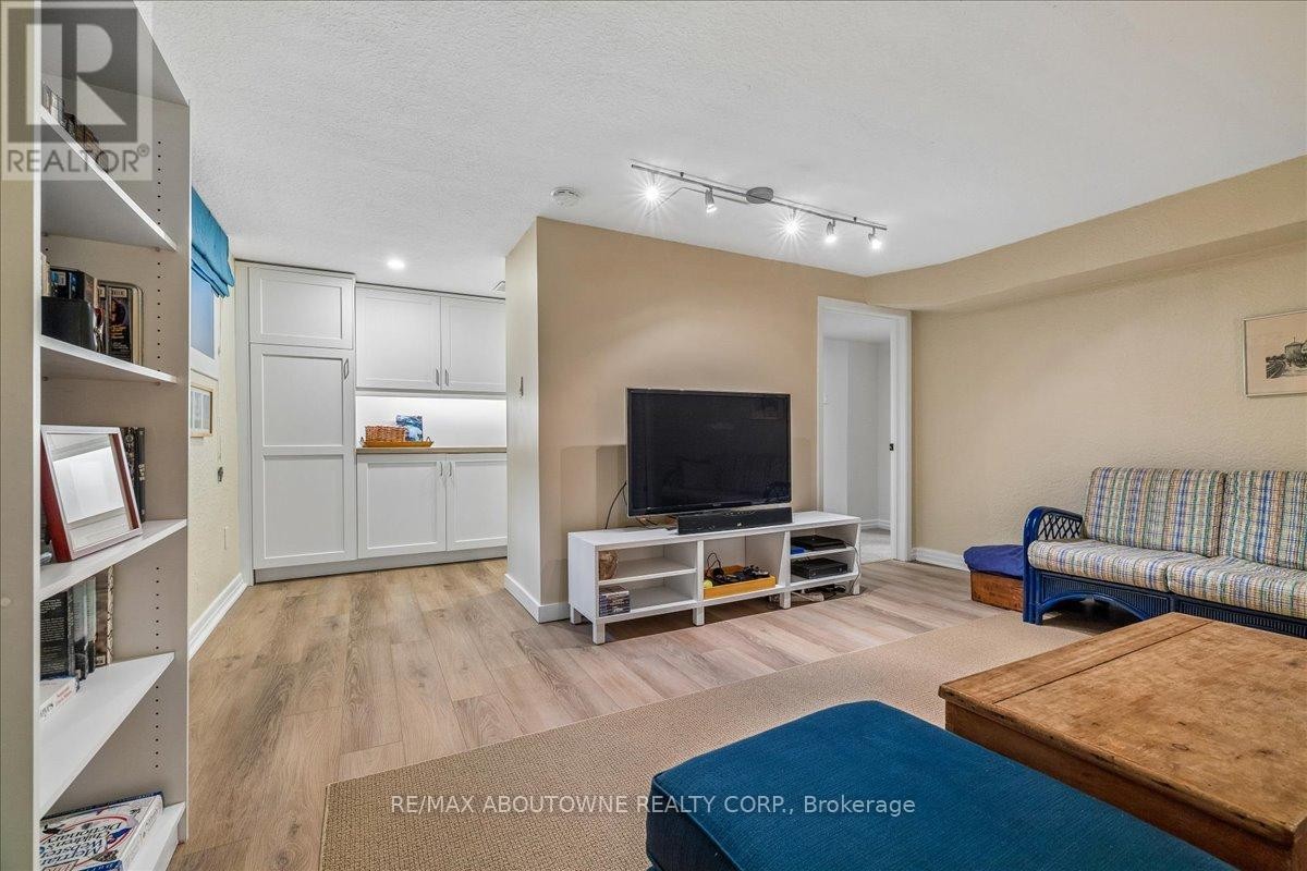 












316 RIVER SIDE DRIVE

,
Oakville (CO Central),




Ontario
L6K3N4

