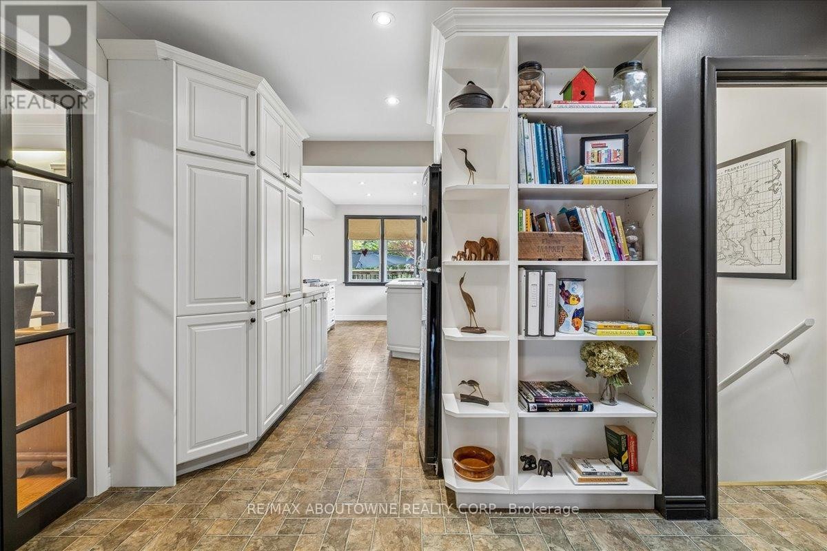 












316 RIVER SIDE DRIVE

,
Oakville (CO Central),




Ontario
L6K3N4


