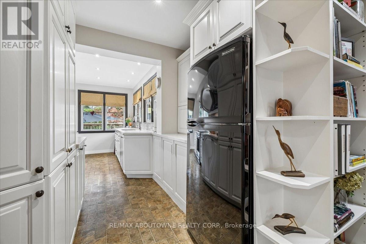 












316 RIVER SIDE DRIVE

,
Oakville (CO Central),




Ontario
L6K3N4

