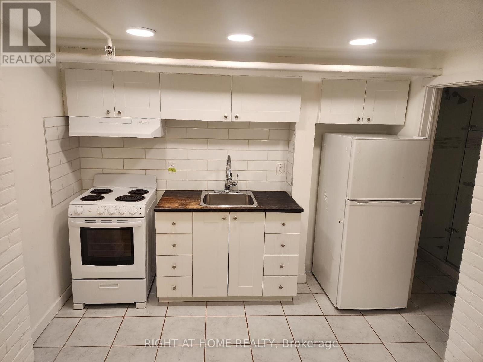 












UNIT B2 - 32 HIGH PARK BLVD BOULEVARD

,
Toronto (High Park-Swansea),




Ontario
M6R1M7

