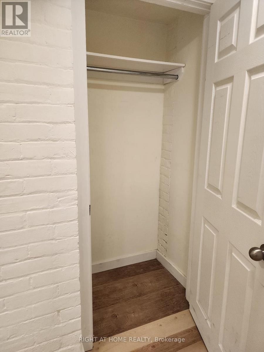 












UNIT B2 - 32 HIGH PARK BLVD BOULEVARD

,
Toronto (High Park-Swansea),




Ontario
M6R1M7

