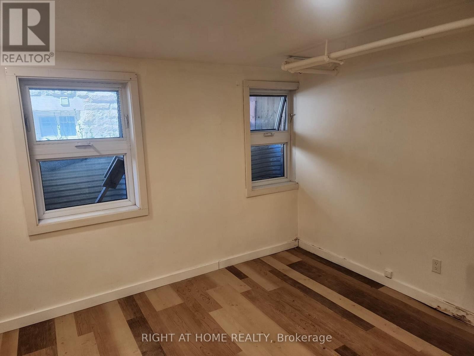 












UNIT B2 - 32 HIGH PARK BLVD BOULEVARD

,
Toronto (High Park-Swansea),




Ontario
M6R1M7

