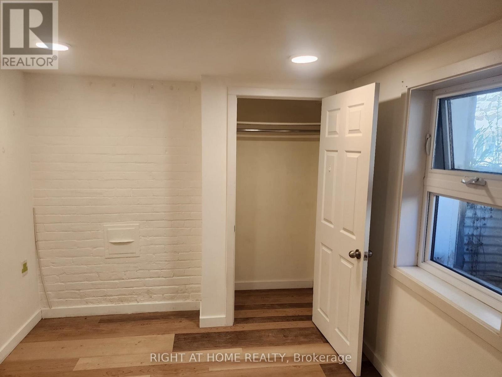 












UNIT B2 - 32 HIGH PARK BLVD BOULEVARD

,
Toronto (High Park-Swansea),




Ontario
M6R1M7

